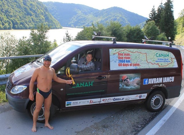 Avram Iancu vor seinem Begleitfahrzeug | Foto: Walter Humer