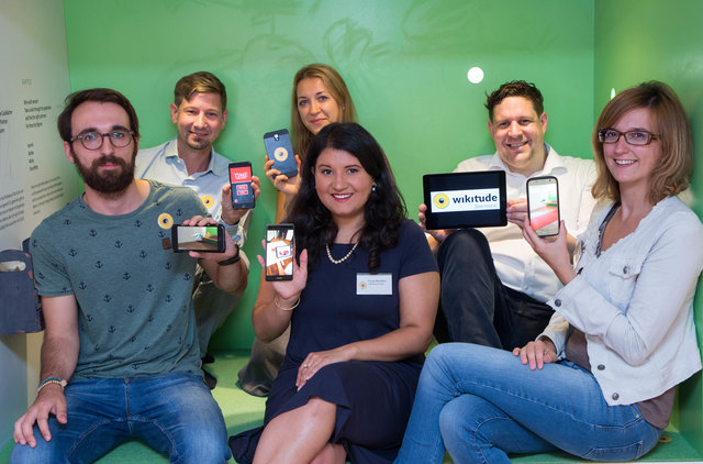 Wikitude-Team: Bernhard Kaiser, Paula Monteiro, Aleksandra Nagele  und 2. Reihe von links: Martin Herdina, Sorina Ioana Nania, Philipp Nagele | Foto: Franz Neumayr/MMV