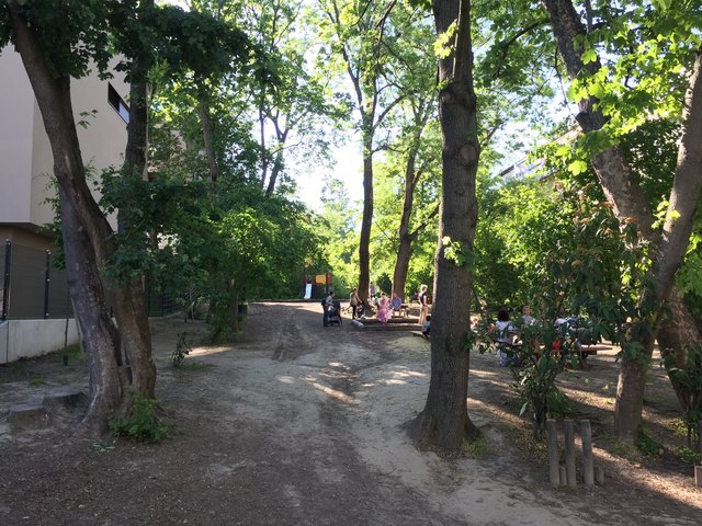 Bei Sonnenschein ist alles trocken, doch bei Regenwetter verwandelt sich der Park in ein Schlammloch.