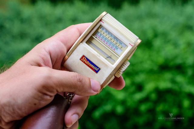 Ein richtiger Oldtimer ist der Gossen Sixtomat mit Color Finder. Das Gerät stammt noch aus den 50er Jahren und besticht durch sien klassisches Design. Die Belichtungsmessung erfolgt über eine Selenzelle, die keine Batterie benötigt. Die Filmempfindlichkeit wird seitlich an einem Rad eingestellt, durch Drehen des Rades werden zwei Linien in Deckung gebracht, man kann die richtige Zeit-Blenden-Kombination danach auf einer Skala ablesen.