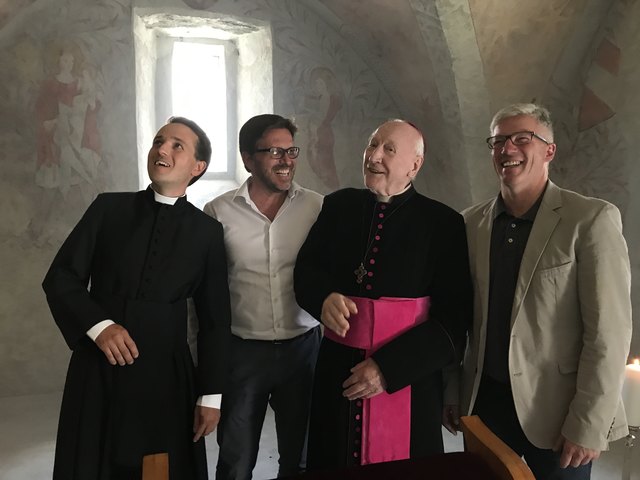 Die Bürgermeister Josef Singer (re.) und Christian Abenthung mit Karl Merkatz (2.v.r.) und Lucas Zolgar | Foto: AVG-Filmproduktion