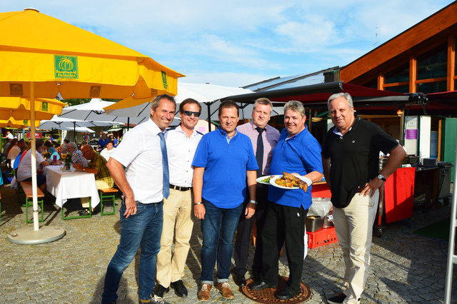 Schlemmen sich durch die Region: Bürgermeister Herbert Spirk, Beiräte mit Vorsitzendem der Therme Loipersdorf Bgm. Werner Gutzwar, sowie Hoteliers vom Resort und Kulinarikverantwortliche der Therme Loipersdorf. | Foto: Therme Loipersdorf