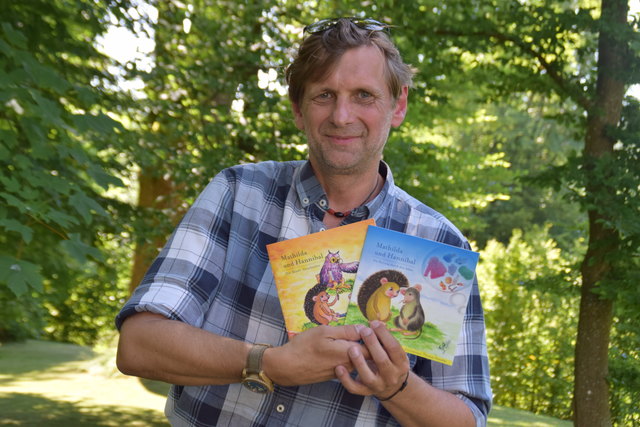 Bernhard Jany mit den beiden Büchern über Igel Hannibal und Maus Mathilda.