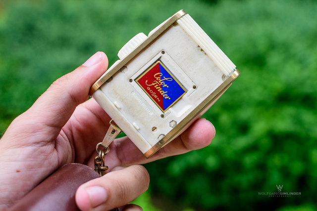 Für die Objektmessung wird der Belichtungsmesser in Richtung Objekt gehalten, bei der Lichtmessung wird ein Rollo vor die Messzelle geschoben und das Messgerät in Richtung Lichtquelle gehalten. Ich habe zwei dieser Retro-Belichtungsmesser und beide liefern auch nach mehr als 50 Jahren noch brauchbare Ergebnisse.