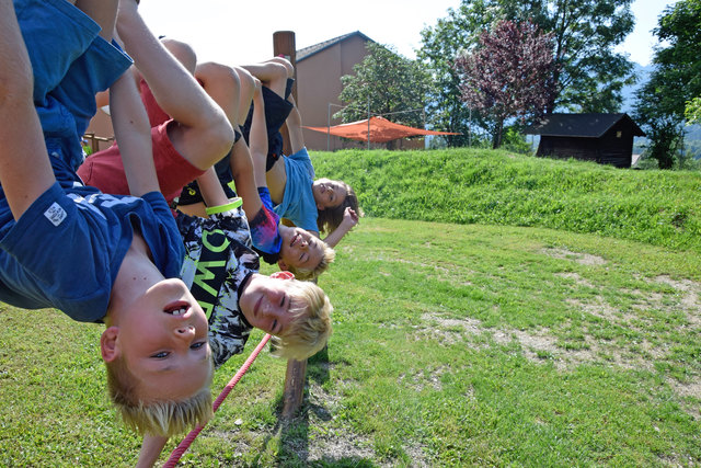 Da steht die Welt Kopf! Einen neuen Blickwinkel beim "Abhängen" bekommen die Kinder im neuen Motorikpark der Volksschule Ardning.