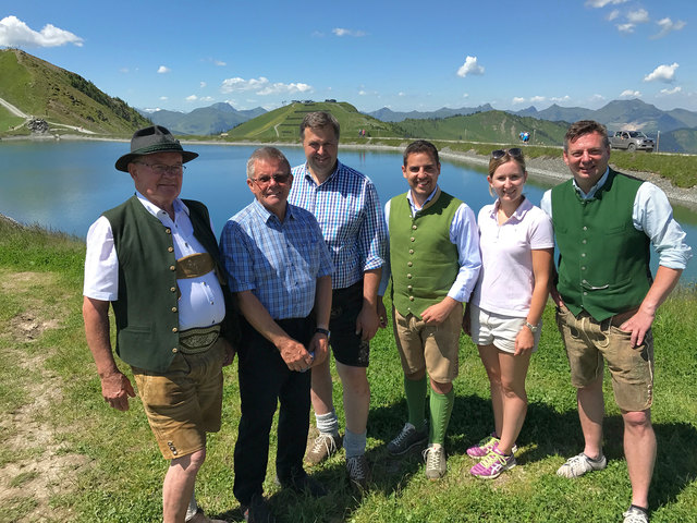 Hans Egger (Bezirksobmann Seniorenbund),  Hans Scheiber (Ortsobmann Seniorenbund Leogang), Bgm. Josef Grießner,  Asdin El Habbassi (Abgeordneter zum Nationalrat), LAbg. Martina Jöbstl,  Kornel Grundner (Geschäftsführer Bergbahnen Leogang). | Foto: Fabian Scharler