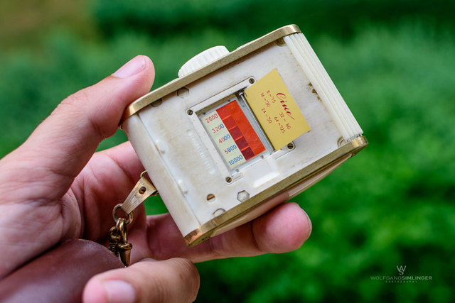 Ein witziges Detail findet man auf der Rückseite des Sixtomat: unter einer Klappe befindet sich der „Color Finder“ - eine Skala, auf der man die Farbtemperatur abschätzen kann.