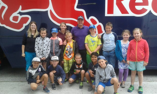 Raimund Baumschlager (Mitte), die Kinder der 3. Klasse der VS Rosenau mit Klassenlehrerin Lisa Rohrauer (links) | Foto: VS Rosenau