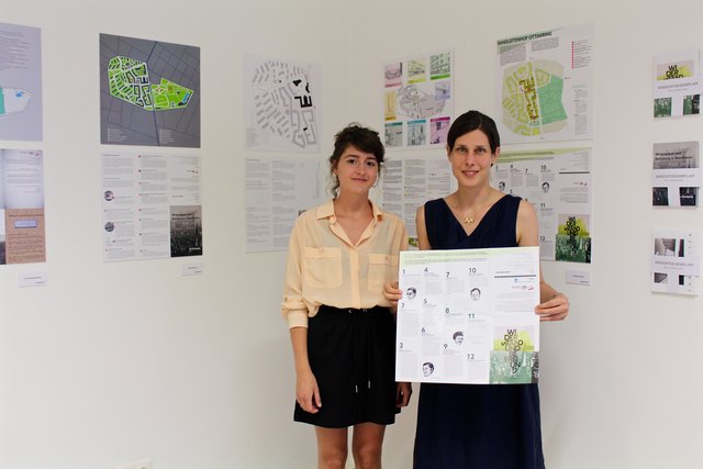 Stolz auf das fertige Projekt: Grafikdesign-Studentin Johanna Gratzer (l.) mit Isabella Wohinz von den Wohnpartnern.