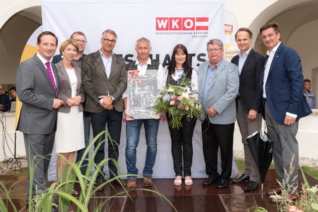 Erster Regionalitätspreis geht an Franz Skuk (5. v. li.)