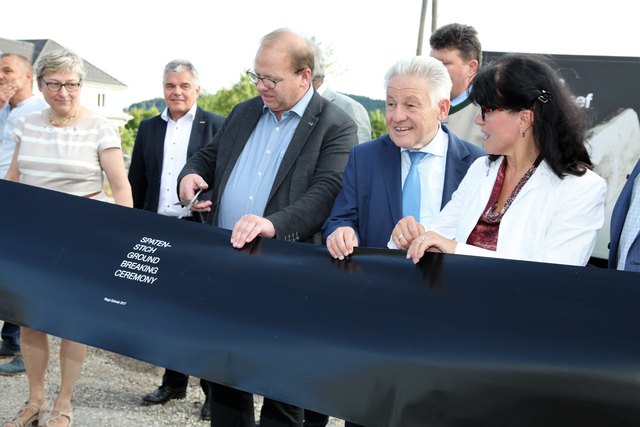 Andrea Riepl, der befreundete Konditormeister Leo Jindrak (Obmann der Sparte Gewerbe und Handwerk der WKOÖ), Anton Riepl, Alt-Landeshauptmann Josef Pühringer und Gallneukirchens Bürgermeisterin Gisela Gabauer beim offiziellen Start für das große Riepl-Bauprojekt an der Gusen | Foto: Hans Dumfarth