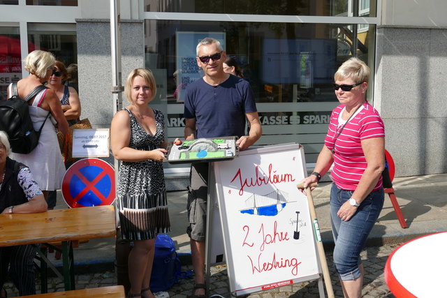 Daniela Ketter mit dem Brückenkuchen, Andreas Hannerer und Cornelia Ketter.