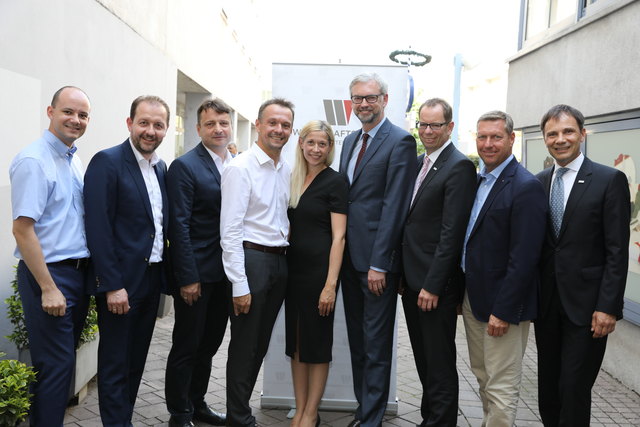 Freuten sich über ein gelungenes Sommerfest (v. l.): Gregor Lugmayr, Bernhard Baier, Klaus Fürlinger, Markus Raml, Doris Lang-Mayerhofer, Michael Strugl, Christoph Wurm, Wolfgang Greil und Martin Moser. | Foto: WB OÖ/Willnauer