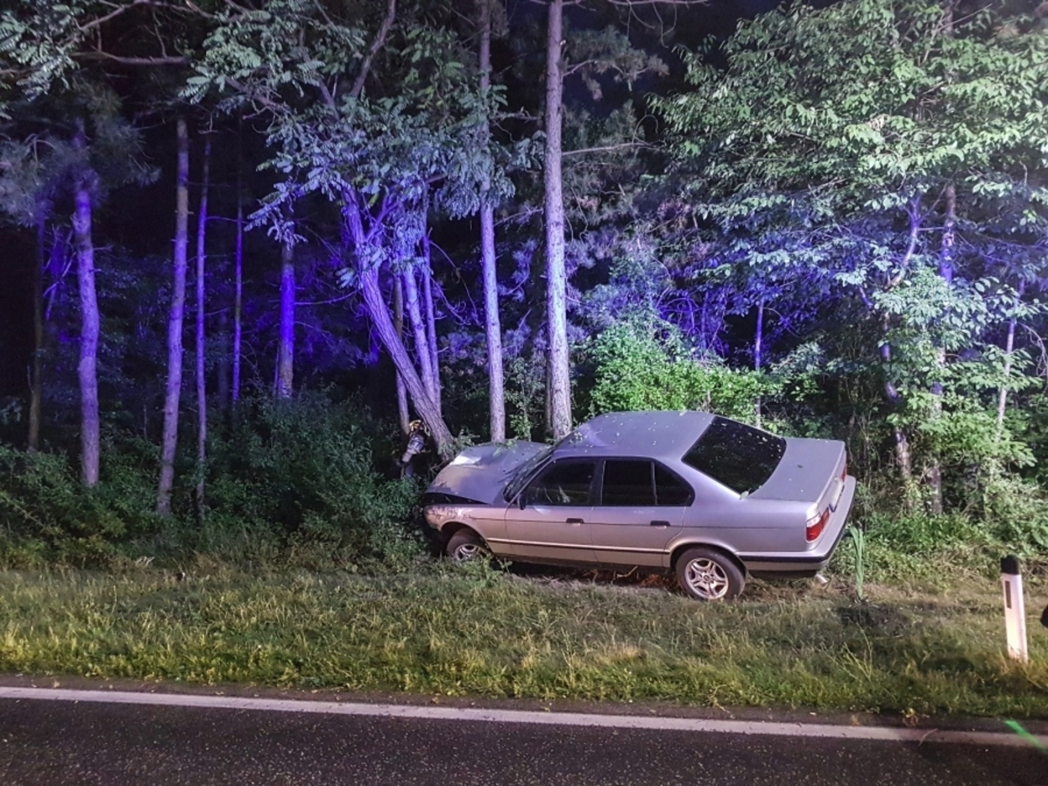 Auto prallte gegen Baum - Neunkirchen