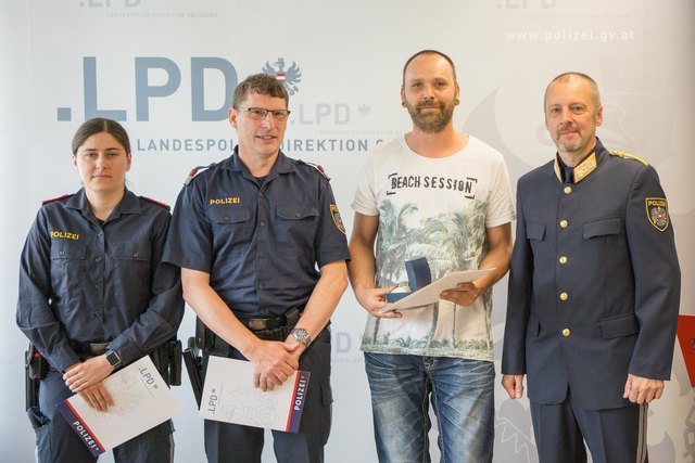 Helmut Hohenwallner verfolgte einen Alkolenker und versperrte ihm den Fluchtweg – als Dank gab es eine Urkunde und ein Erinnerungsgeschenk in der Polizeidirektion Salzburg. | Foto: LPD Salzburg