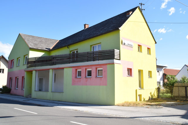 Das ehemalige Gasthaus bzw. Tischlerei Gröller befindet sich im Zentrum gleich neben der Bäckerei König.