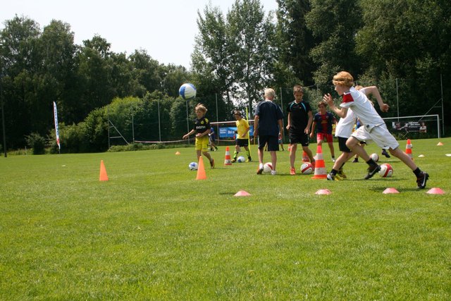 Hol dir Tipps und Tricks von Profis! Kosten: 220 Euro pro Kind für ein fünftägiges Fußballcamp.