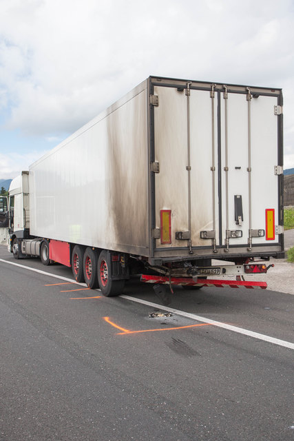 Der Motorradfahrer fuhr auf diesem ungarischen LKW auf. | Foto: Franz Neumayr