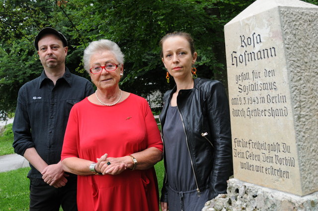 Politologin Barbara Wolf-Wicha (M.), Christine Steger und Patrick Bohn vom KZ-Verband Salzburg wollen, dass das Rosa-Hofmann-Denkmal im Stölzlpark um ein Memorial für sieben Salzburgerinnen im Widerstand gegen den Nationalsozialismus erweitert wird.