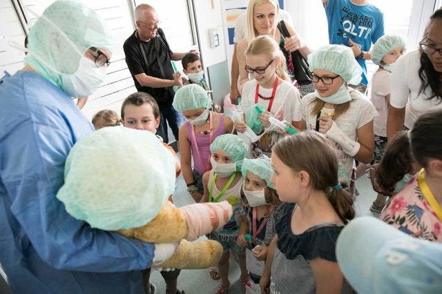 Alles gut überstanden: Der Teddybär vor seinen Bewunderern nach der Operation. | Foto: Orthopädisches Spital Speising