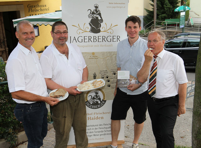 Bürgermeister Viktor Wurzinger, Fleischermeister Erwin Haiden, Nahgenuss-Gründer Micha Beiglböck und Vulkanland-Obmann Josef Ober (v.l.) verkosten den neuen Jagerberger Speck vor.