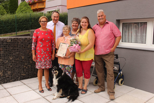 v.l.n.r.: Monika Stechauner, Bgm Josef SCHMIDL-HABERLEITNER , Theresia Müller, Theresia Embacher, NA Theresia Müllner-Hidalgo mit Hund Campino und Vzbgm. Alfred GRUBER