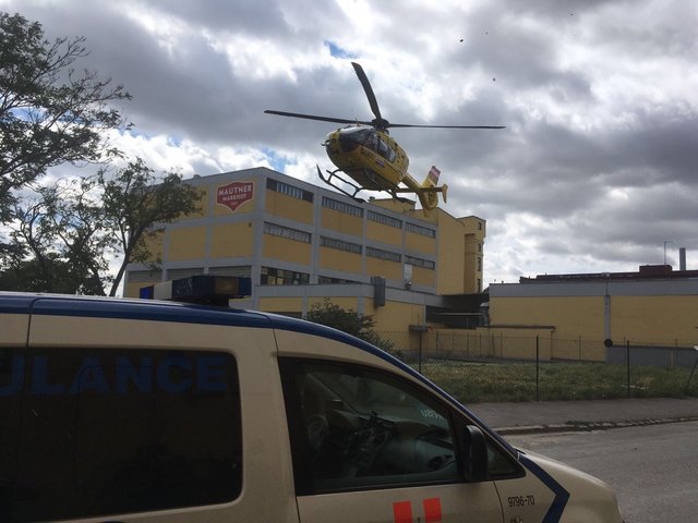 Im Landeanflug bei den Mautner Gründen: Ein schwer verletzter Arbeiter wurde ins Spital gebracht. | Foto: Berufsrettung Wien