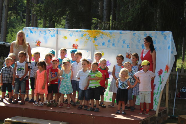 Mit einem tollen Programm begeisterten die Kinder ihre Familien. Besonders gut kam ein umgetextetes Lied an | Foto: KK