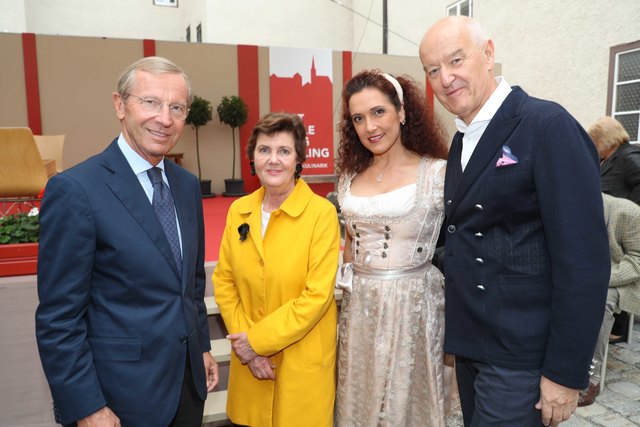 Eröffnung der Festspiele Burg Golling - Kunst und Kulinarik: Landeshauptmann Wilfried Haslauer, Festspielpräsidentin Helga Rabl-Stadler, Sängerin Alexandra Reinprecht und Hermann Döllerer (Vorstand Festspiele Golling) | Foto: Franz Neumayr
