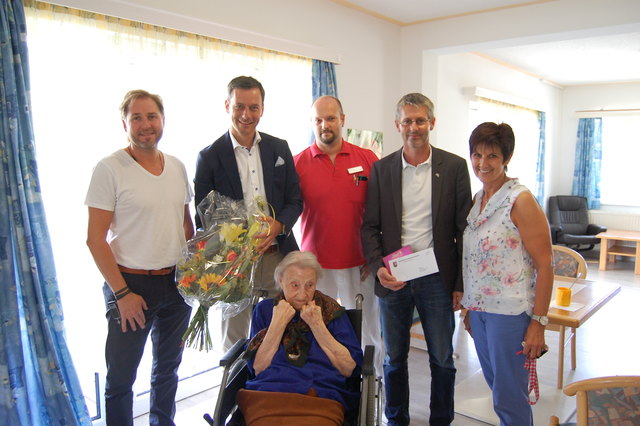 Mit 104 Jahren, da fängt das Leben an: Maria Vilits und die Gratulantenschar rund um E. Gödl (2.v.l.) und G. Rieger (2.v.r.) | Foto: KK