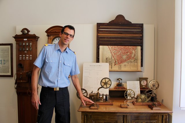 Gerald Schimpf mit dem ersten Telegrafen Österreichs - der ging 1855 im Domposten zu St. Stephan in Betrieb