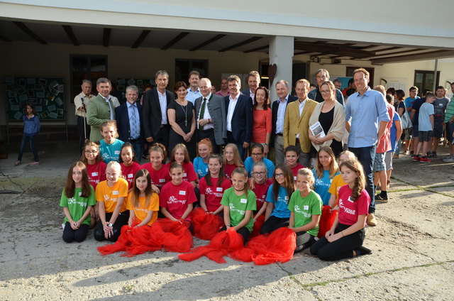 Die Kinder der neuen Mittelschule Fehring u.a. mit Projektpartnerin Liane Berghofer (4.v.l.) bei der Abschlusspräsentation.