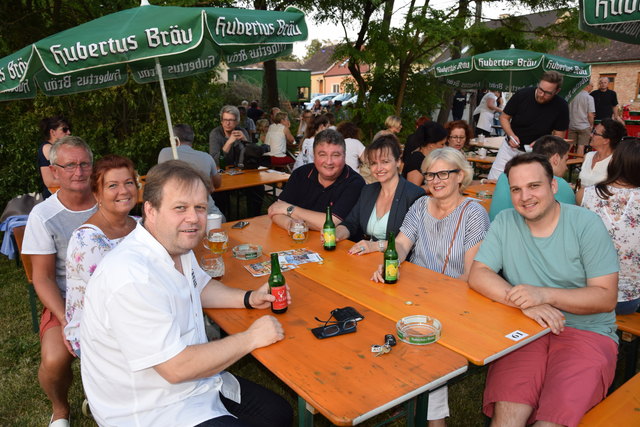 Auch Brauereichef Hermann Kühtreiber und Bgm. Brigitte Ribisch (Bildmitte) samt Laaer Gemeinderats-Team genießen das einmalige Wiesn-Ambiente. | Foto: privat