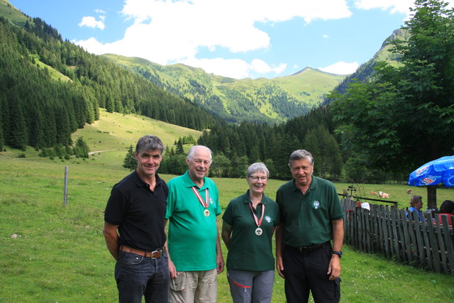 Foto vom Saisonausklang im Lärchkar: Franz Luidold, Obmann SV Aigen, die Athleten Ferdinand Peer und Ursula Petschovnigg sowie Hermann Adelwöhrer, Sektionsleiter Schützen (v. l.). | Foto: KK