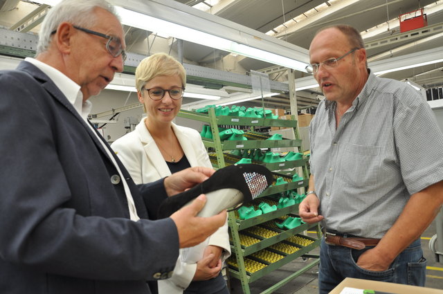 Bei der Lorenz Shoe Group: Doris Hummer und Joseph Lorenz und Helmut Penzinger (r.), zuständig für die Qualitätssicherung im Unternehmen. | Foto: WKOÖ