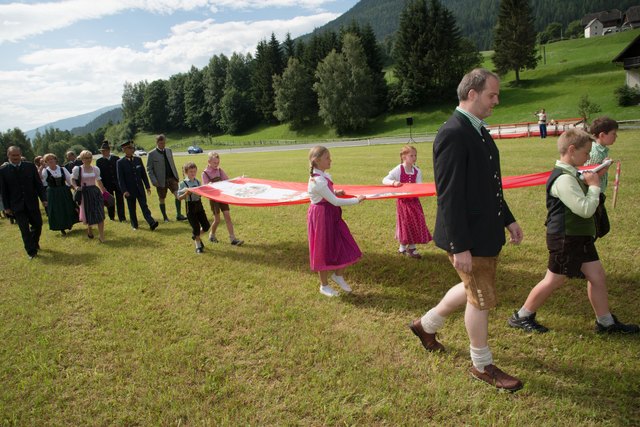 Die Fahne wurde von Kindergruppe getragen | Foto: Foto: Reinhard Santner