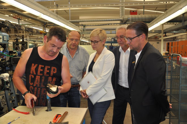 Bei der Lorenz Shoe Group: WKOÖ-Präsidentin Doris Hummer mit dem Unternehmensgründer und Aufsichtsratsvorsitzenden Joseph Lorenz und seinem Sohn Patrick Lorenz (r.), Vorstand und Geschäftsführer der Ganter Shoes GmbH und Hassia Shoes GmbH, und Helmut Penzinger (2. v. l.), zuständig für die Qualitätssicherung im Unternehmen. | Foto: WKOÖ