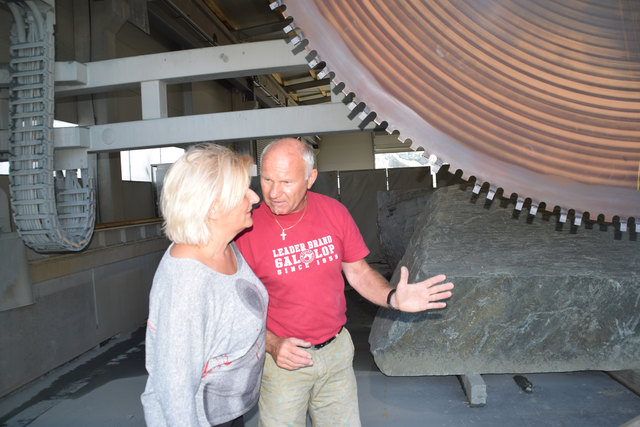 Riesige Diamantsägen schneiden die großen Steine.