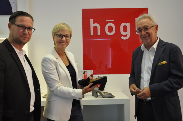 Bei der Lorenz Shoe Group: Doris Hummer mit Joseph Lorenz (re.) und Patrick Lorenz. | Foto: WKOÖ