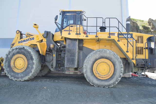 Die schweren Steine sind nur mit großen Maschinen zu bewältigen.