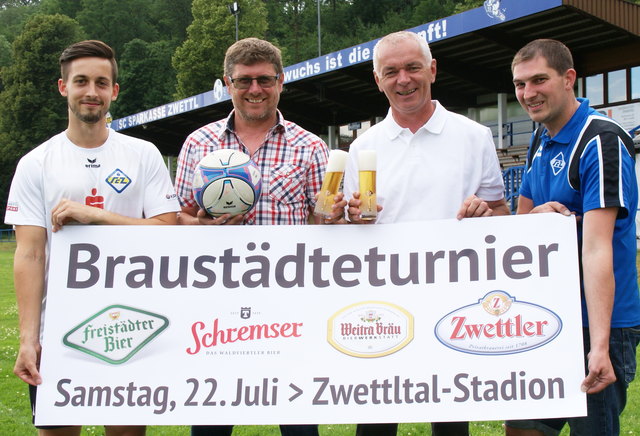 SC Zwettl Spieler Markus Brunner, Sektionsleiter Harald Resch, Zwettler Bier Marketingleiter Rudolf Damberger und Vereinskassier Martin Grünstäudl (v.l.). | Foto: Zwettler Bier