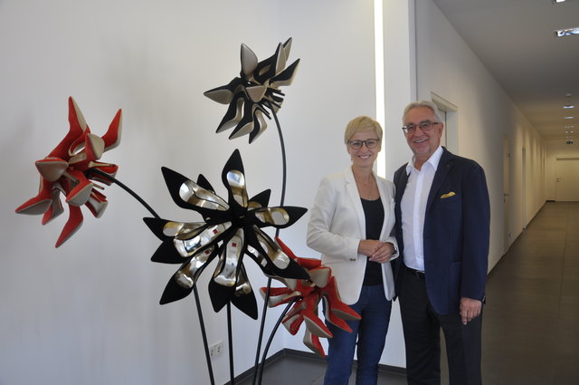 Bei der Lorenz Shoe Group: WKOÖ-Präsidentin Doris Hummer mit dem Unternehmensgründer und Aufsichtsratsvorsitzenden Joseph Lorenz. | Foto: WKOÖ