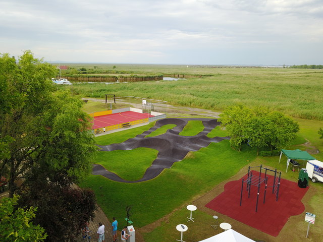 Ein 330 m2 großer Funcourt, ein 20 Meter breiter und 40 Meter langer Asphalt-Pumptrack sowie ein 50 m2 Outdoor-Fitnessparcour erweitern ab sofort den Kinderspielplatz auf der Seewiese.