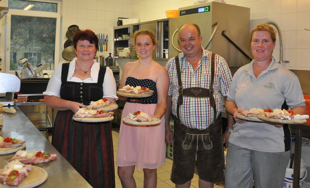 Die Familie Leitinger zauberte Buschenschank-Gerichte in das Pflegewohnheim Kirschallee. | Foto: KK