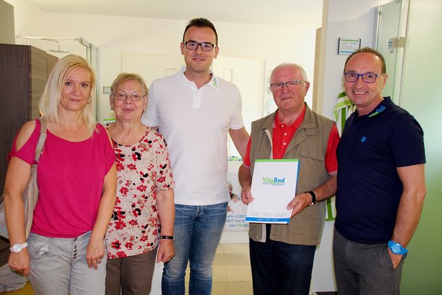 GF Klaus Gföhler (re.), Badberater Ivica Mociljanin (Mi.) mit Kunden bei den Infotagen. | Foto: Susanne Traxler