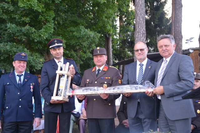 Die Gäste aus Unlingen und Göffingen hatten Geschenke zum Jubiläum mitgebracht: FF-Kmdt. Reinhold Härle, FF-Kmdt Michael Schmid, FF-Kmdt Johann Binder, Bgm. Richard Mück und Bgm. Hermann Pferschy
