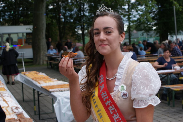 Auch Marillenkönigin Maria Magdalena I. ließ sich den Rekord-Marillenkuchen schmecken.