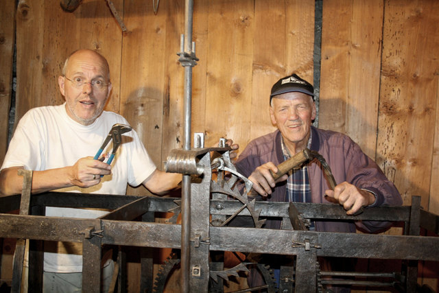 Michael Neureiter (links) und Karl Kofler beim restaurierten  Werk, das gerade wieder zu ticken begonnen hat. | Foto: Neureiter