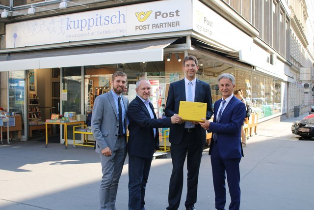 Bei der Eröffnung in der Schottengasse 4: Postpartner-Leiter Ulrich Hülsmann, Kuppitsch-Geschäftsführer Michael Kratochvil, ÖVP-Bezirksvorsteher Markus Figl und Post-Manager Alois Mondschein (v.l.). | Foto: Österreichische Post AG