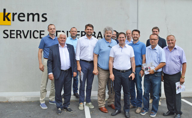 Die Welser Delegation vor dem neuen Service Center Bauen der Stadt Krems. | Foto: privat